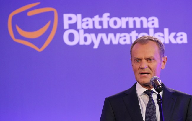 Donald Tusk na konferencji po ogłoszeniu wyników wyborów nie okazywał wielkiego entuzjazmu. /Radek Pietruszka /PAP