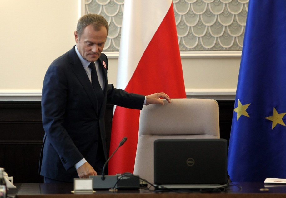 Donald Tusk na początku roku twierdził, że nie można dawać nagród, skoro ludzie nie mają podwyżek. /Radek Pietruszka /PAP