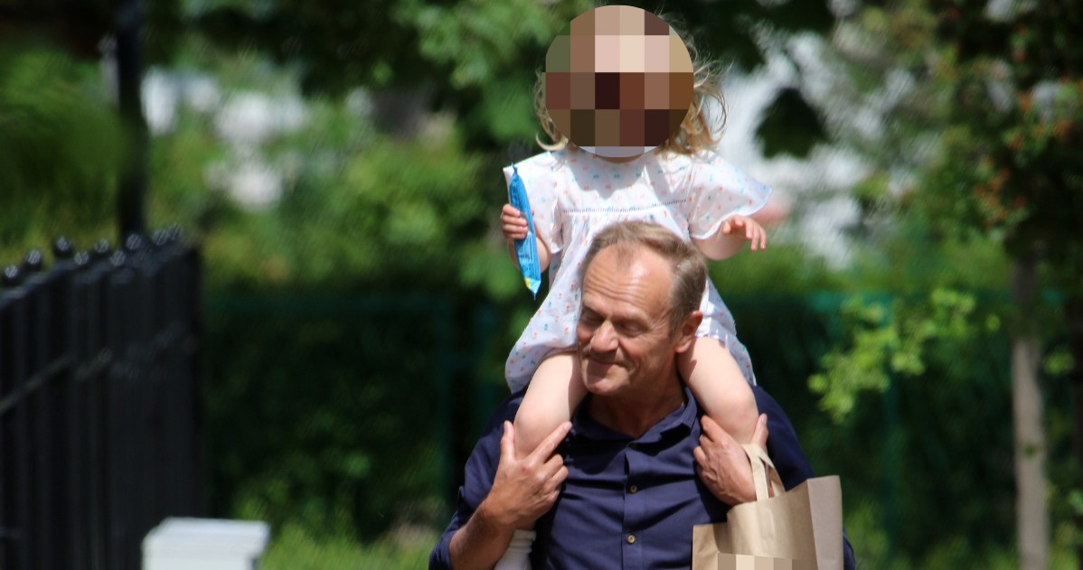 Donald Tusk na spacerze z rodziną /pomponik exclusive