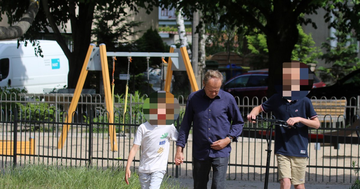 Donald Tusk na spacerze z rodziną /pomponik exclusive