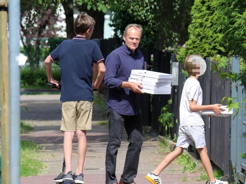 Donald Tusk na spacerze z rodziną /pomponik exclusive
