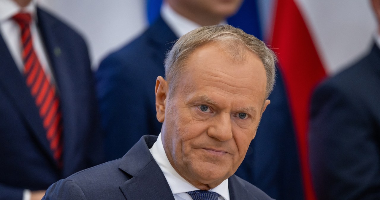 Donald Tusk nie cieszy się zbytnio z kształtu umowy handlowej UE-USA /Wojtek Radwański /AFP