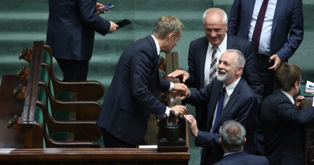 Donald Tusk odbiera gratulacja po głosowaniu /Leszek Szymański /PAP