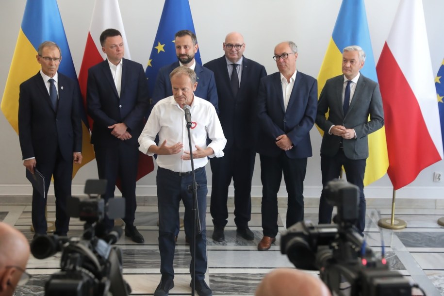 Donald Tusk oraz od lewej, w tle:  Zygmunt Frankiewicz,  Szymon Hołownia,  Władysław Kosiniak-Kamysz, Piotr Zgorzelski, Włodzimierz Czarzasty i Robert Biedroń /Tomasz Gzell /PAP