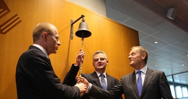 Donald Tusk (P), Aleksander Grad (Ś), Ludwik Sobolewski (L) w czasie debiutu GPW. Fot. W. Rozbicki /Reporter