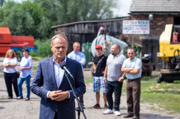 Donald Tusk  podczas briefingu po spotkaniu z protestującymi w sprawie Centralnego Portu Komunikacyjnego w Mikołowie /Tomasz Wiktor /PAP