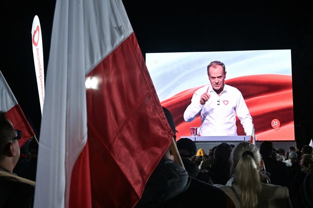 Donald Tusk podczas debaty wyborczej w TVP /Radek Pietruszka /PAP