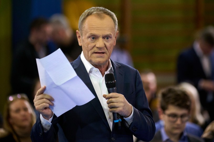 Donald Tusk podczas spotkania w Pabianicach mówił o tym, że "mieszkanie powinno być prawem, a nie towarem" /Łukasz Szeląg/Reporter /East News