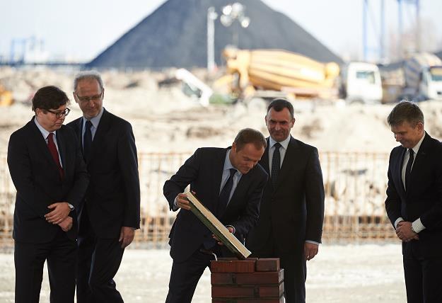 Donald Tusk podczas uroczystości wmurowania kamienia węgielnego /PAP