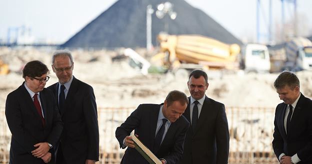 Donald Tusk podczas uroczystości wmurowania kamienia węgielnego /PAP