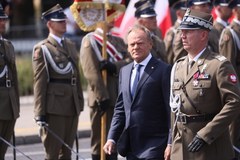 Donald Tusk podzczas obchodów Święta Wojska Polskiego