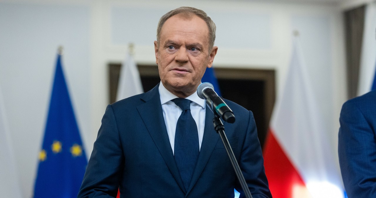 Donald Tusk przekazuje pieniądze na CPK / Andrzej Iwanczuk /Reporter