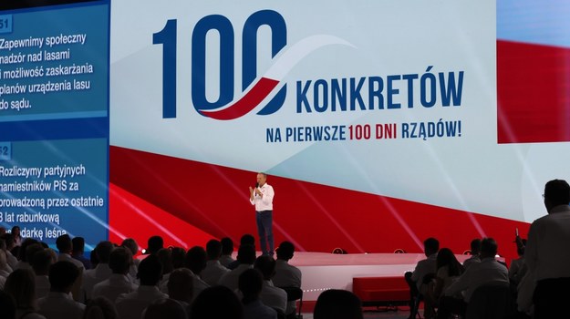 Donald Tusk przemawia w Tarnowie /Jacek Skóra /RMF FM