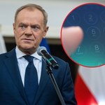 Donald Tusk przyłapany. Cała Polska poznała kod PIN jego telefonu