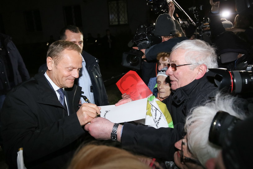 Donald Tusk rozdaje autografy po wyjściu z wydziału ds. wojskowych Prokuratury Okręgowej w Warszawie przy ulicy Nowowiejskiej /Paweł Supernak /PAP