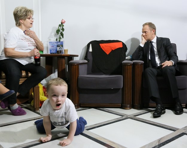 Donald Tusk w czasie spotkania z protestującymi rodzicami niepełnosprawnych dzieci /Paweł Supernak /PAP/EPA