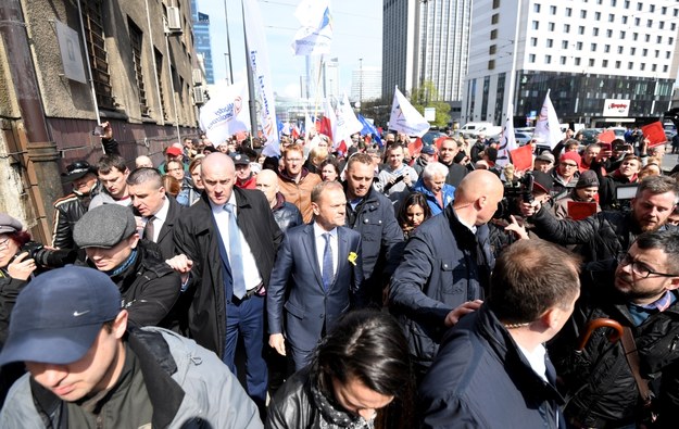 Donald Tusk w drodze z Dworca Centralnego do wydziału ds. wojskowych Prokuratury Okręgowej w Warszawie /Bartłomiej Zborowski /PAP