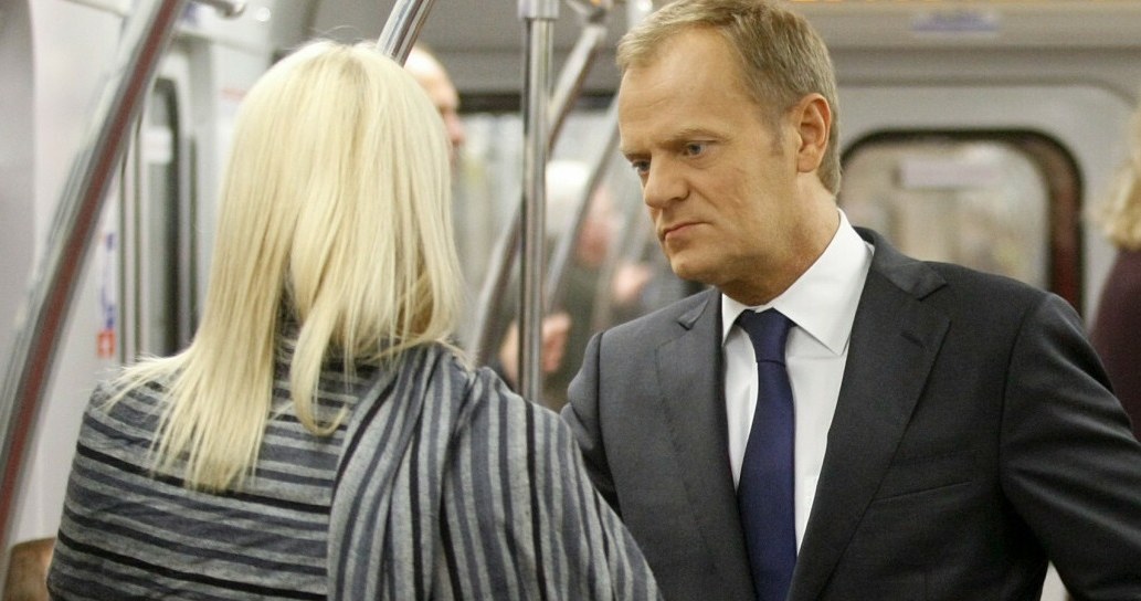 Donald Tusk w metrze /Michał Dyjuk /Reporter