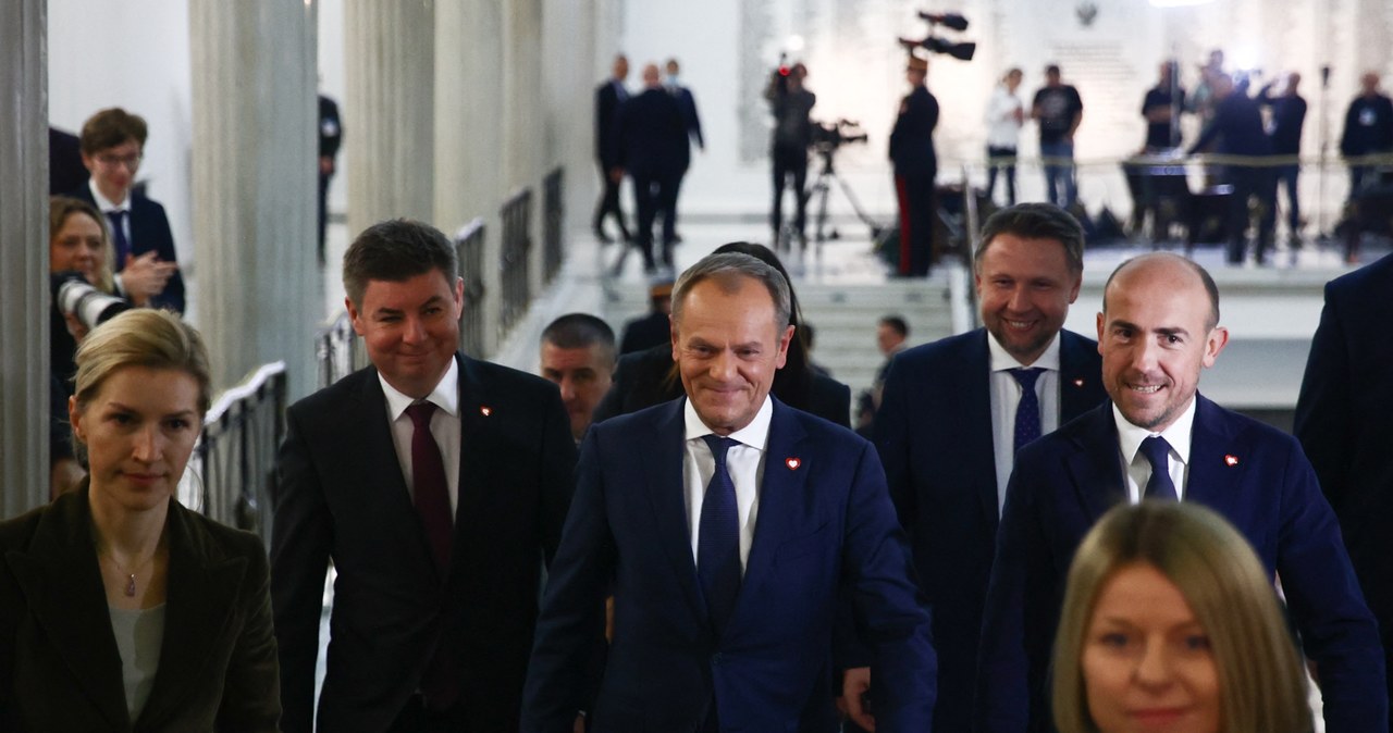 Donald Tusk w otoczeniu najbliższych współpracowników /JAKUB PORZYCKI/ANADOLU AGENCY /AFP