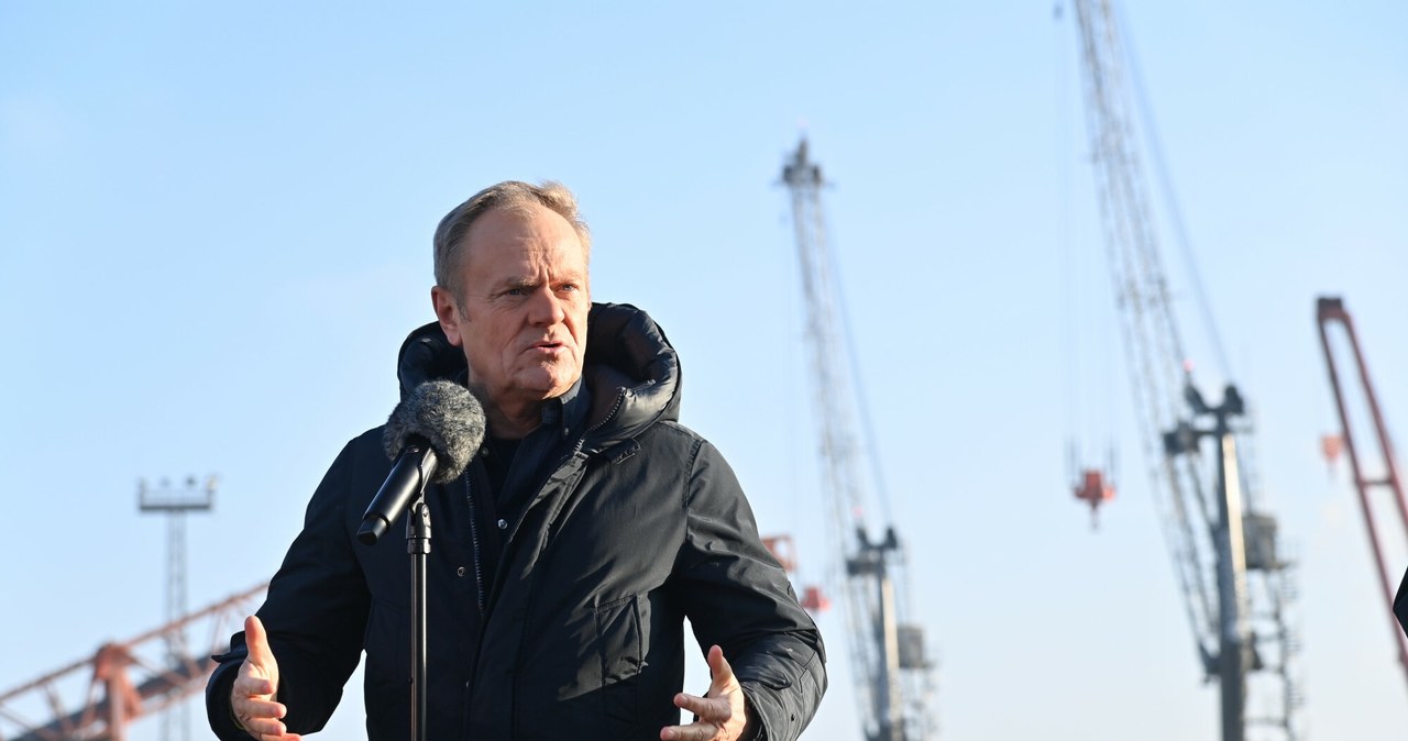 Donald Tusk w porcie w Gdańsku. /Wojciech Stróżyk /East News