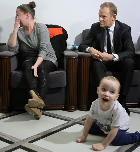 Donald Tusk w trakcie spotkania z rodzicami niepełnosprawnych dzieci /Paweł Supernak /PAP
