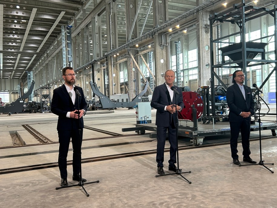 Donald Tusk w trakcie wizyty w gdańskim zakładzie produkującym wieże dla morskich turbin wiatrowych Baltic Towers. /Stanisław Pawłowski /RMF FM