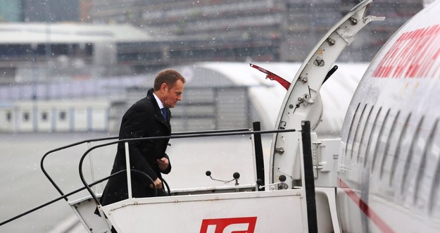 Donald Tusk wchodzący na pokład samolotu do Brukseli /Leszek Szymański /PAP