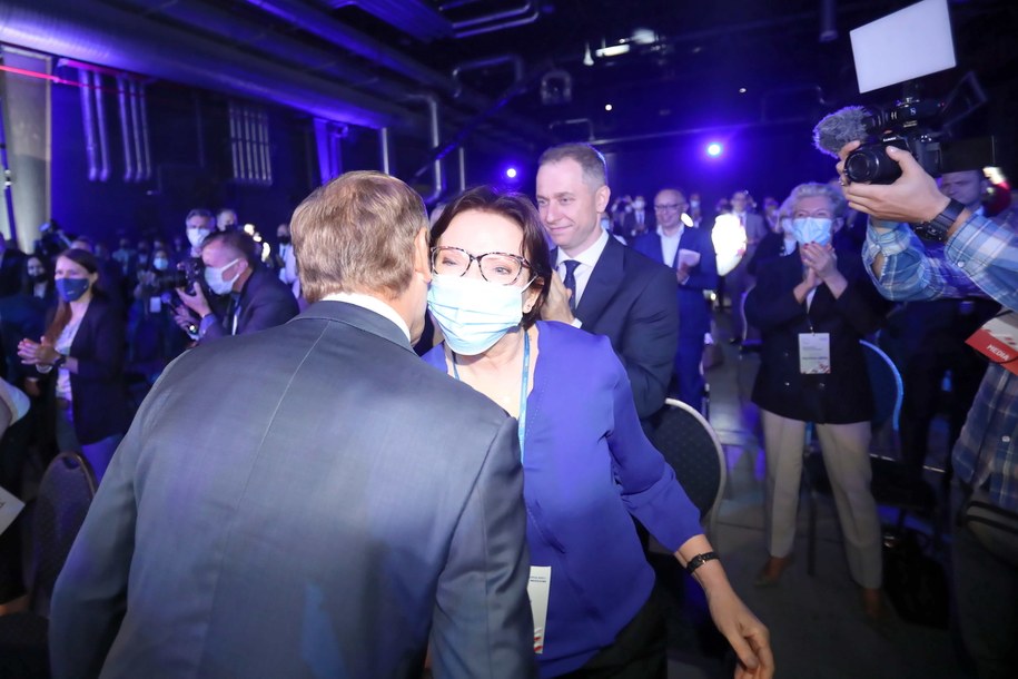 Donald Tusk wita się z byłą premier, Ewą Kopacz /Wojciech Olkusnik  /PAP