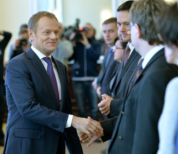 Donald Tusk wita się z ministrami przed posiedzeniem rządu /PAP/Radek Pietruszka    /PAP
