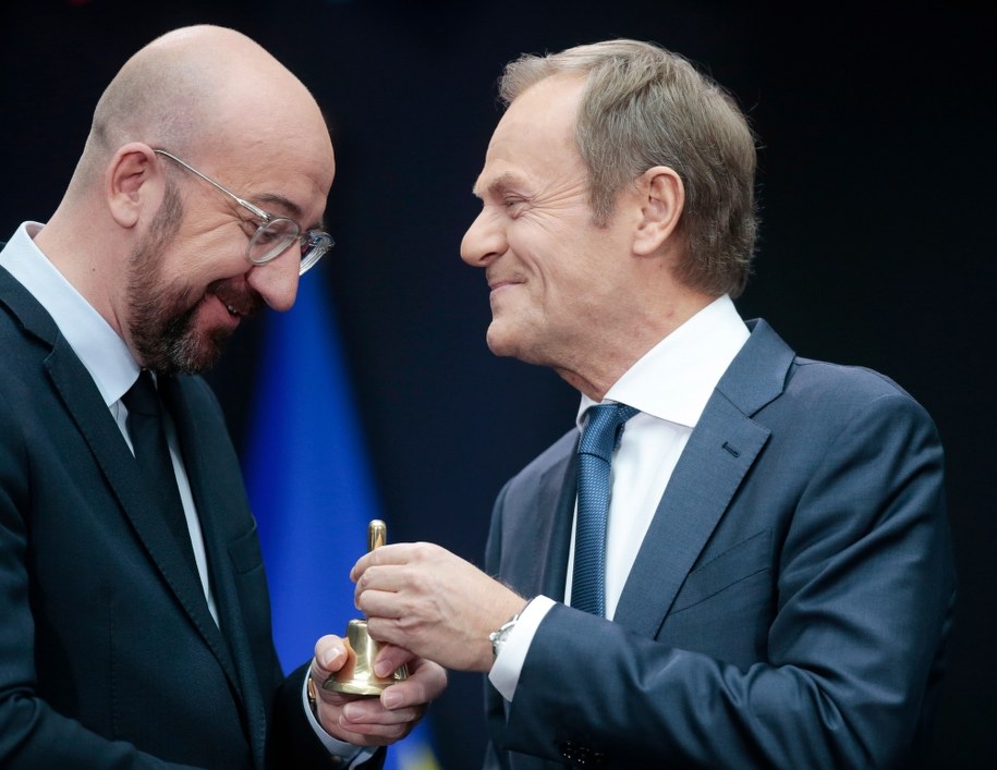 Donald Tusk wręczający dzwonek swojemu następcy Charlesowi Michelowi /OLIVIER HOSLET /PAP/EPA