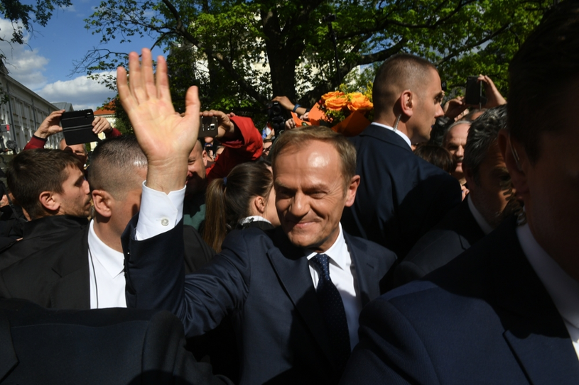 Donald Tusk wśród tłumu / Jacek Domiński /Reporter