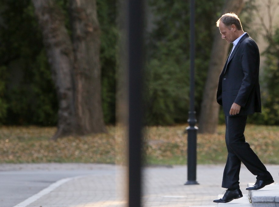 Donald Tusk wychodzi z KPRM /Paweł Supernak  /PAP