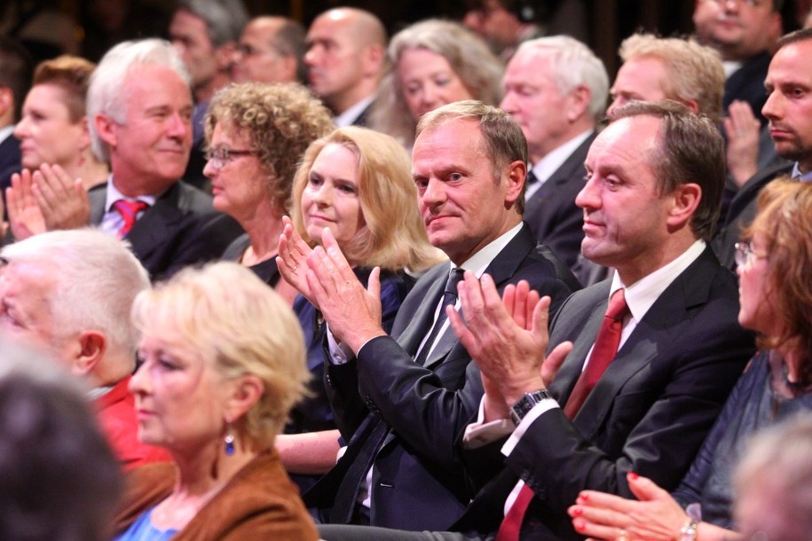 Donald Tusk z małżonką Małgorzatą i marszałek województwa pomorskiego Mieczysław Struk na widowni podczas uroczystego otwarcia Gdańskiego Teatru Szekspirowskiego /Piotr Wittman /PAP