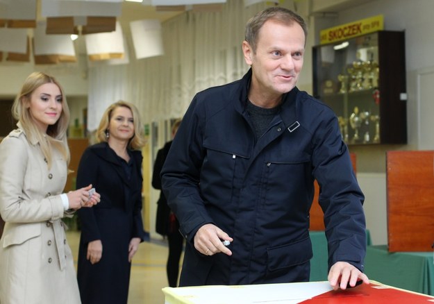 Donald Tusk z żoną i córką podczas głosowania w wyborach samorządowych /PAP/Piotr Wittman /PAP