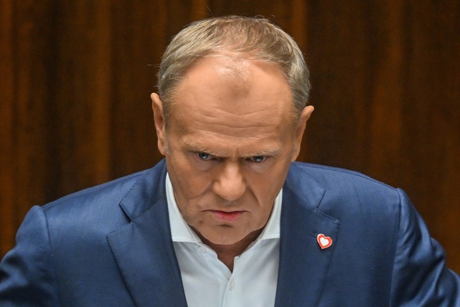 Donald Tusk zaatakował na Twitterze kandydata popieranego przez PiS /Radosław Pietruszka /PAP