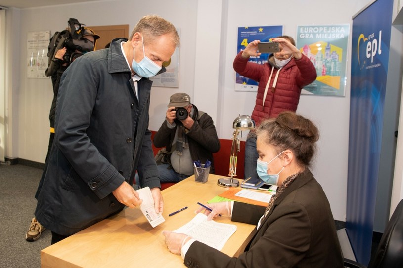 Donald Tusk zagłosował w wyborach wewnętrznych Platformy Obywatelskiej /Piotr Hukalo /East News