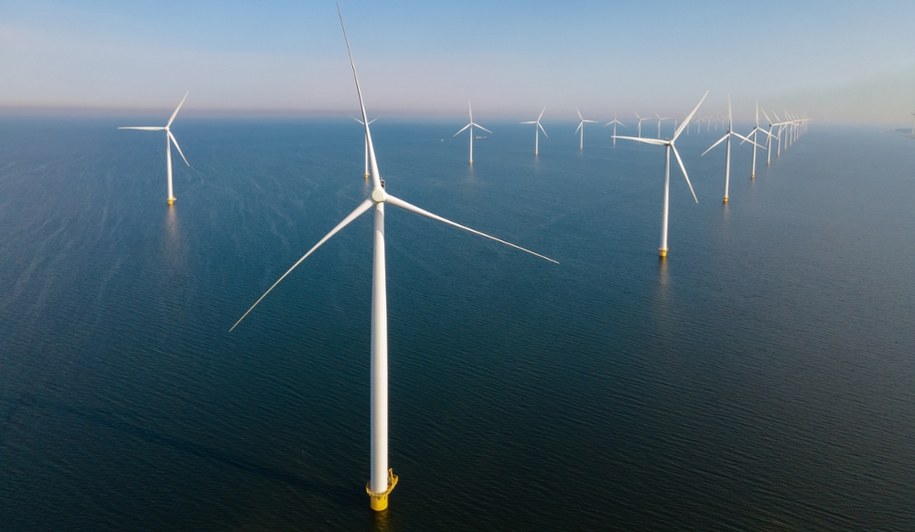 Donald Tusk zapowiada: Wydamy biliony złotych na energetykę /Shutterstock