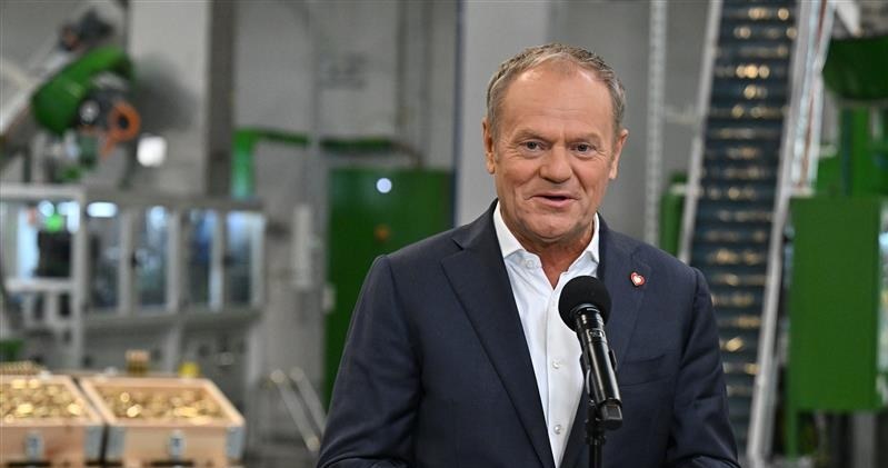 Donald Tusk zapowiedział, że w zakładach MESKO będzie powstawało milion pocisków małokalibrowych dziennie /Piotr Polak /PAP