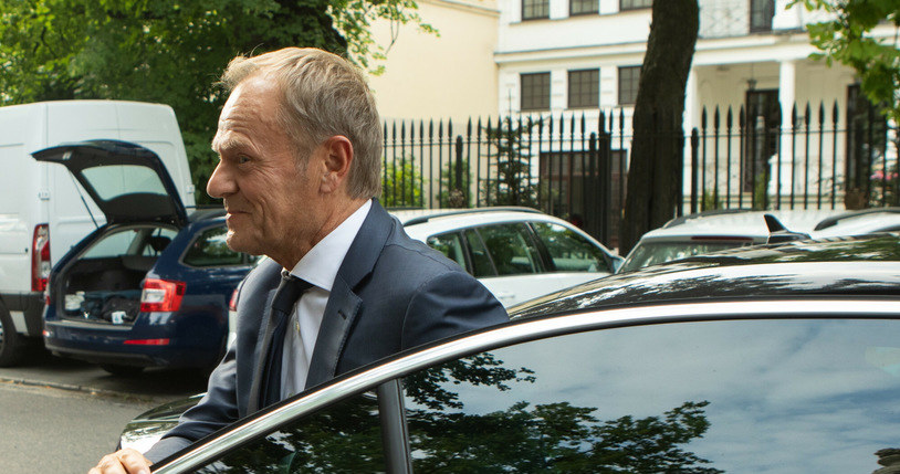 Donald Tusk znowu jechał z niedozwoloną prędkością. Tym razem na tylnej kanapie /East News