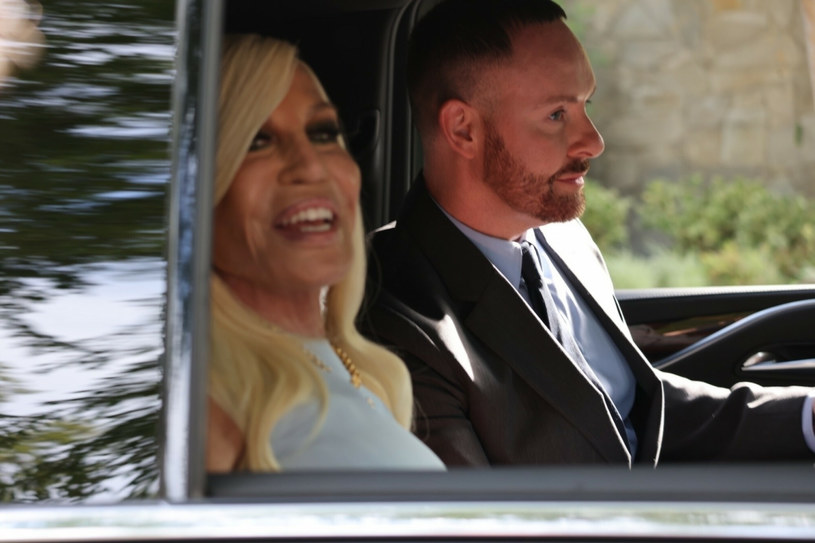 Donatella Versace jako jedna z pierwszych przybyła na ślub Britney Spears /Backgrid/East News /East News