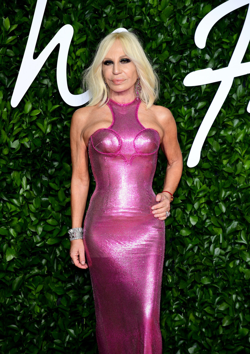 Donatella Versace miała na sobie różową, obcisłą sukienkę /Ian West/ Press Association /East News