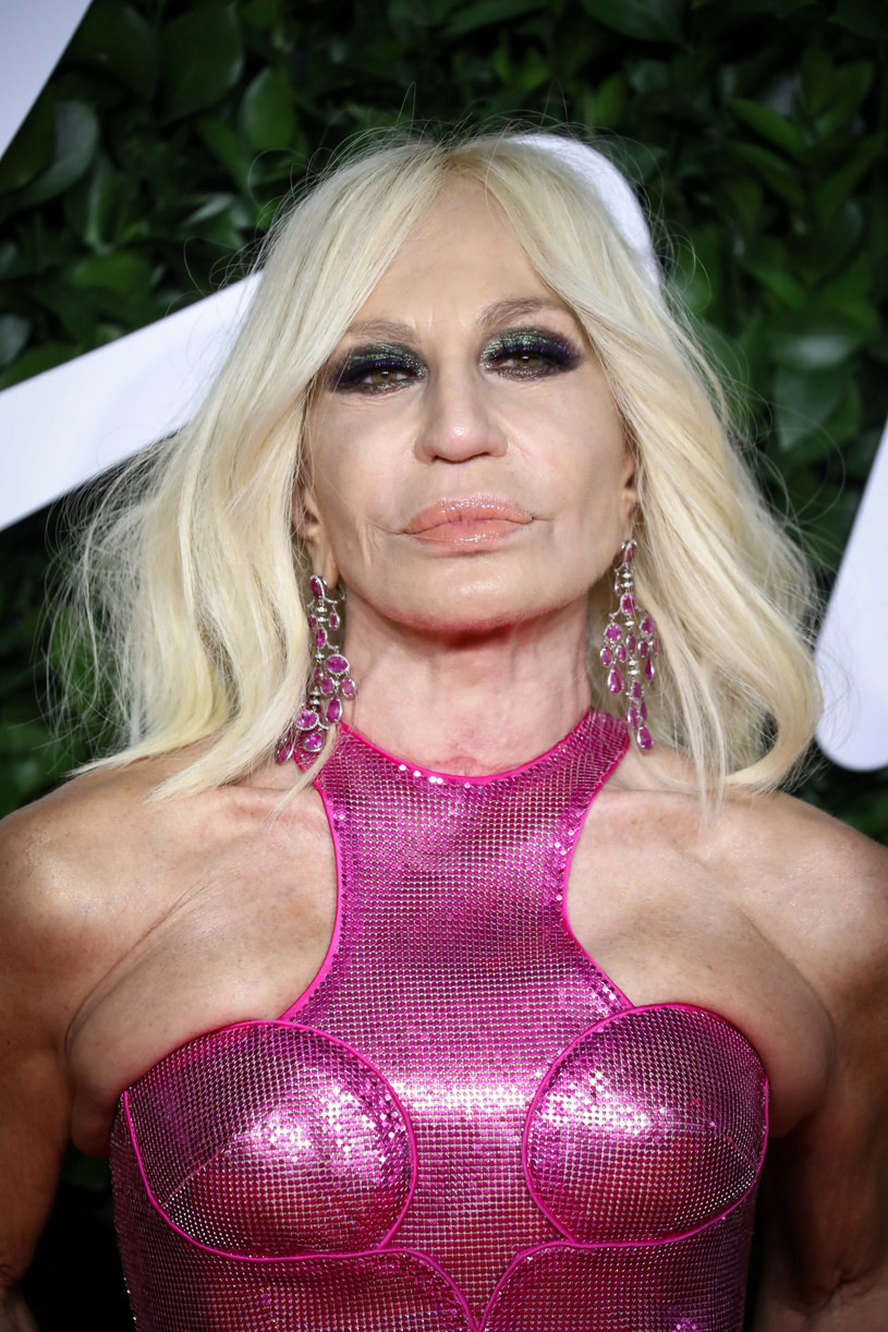 Donatella Versace W Różowej Rybiej łusce Kobieta W Interiapl 