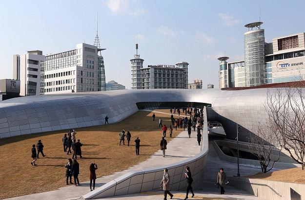Dongdaemun Design Plaza w Seulu /EPA
