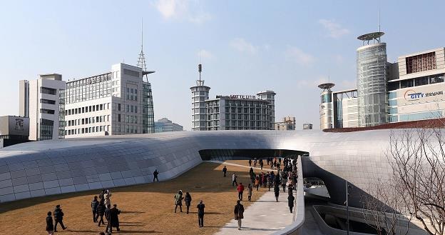 Dongdaemun Design Plaza w Seulu /EPA