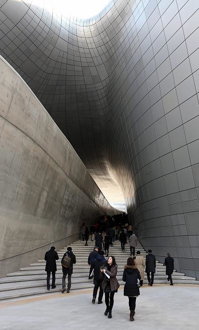 Dongdaemun Design Plaza w Seulu /EPA