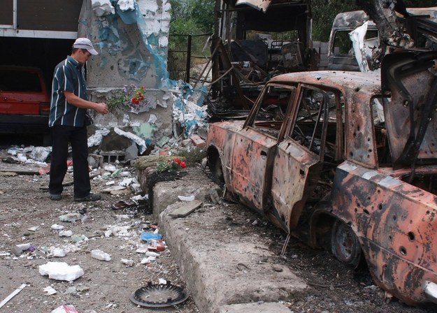 Donieck. Zniszczenia po bombardowaniu, w którym zginęło osiem osób /PHOTOMIG /PAP/EPA