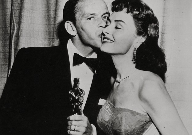 Donna Reed i Frank Sinatra nagrodzeni Oscarami za role w filmie "Stąd do wieczności" /PHOTOSHOT/The Movie Company /PAP