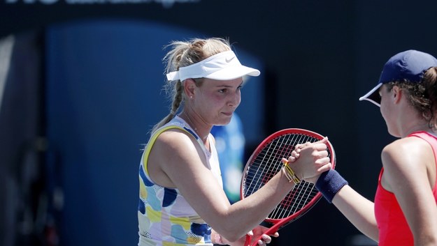 Donna Vekic (po lewej) i Iga Świątek (po prawej) /ROMAN PILIPEY /PAP/EPA