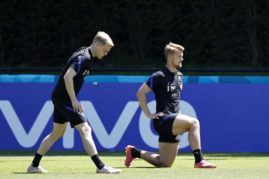 Donny van de Beek i Matthijs de Ligt /Maurice van Steen /PAP/EPA