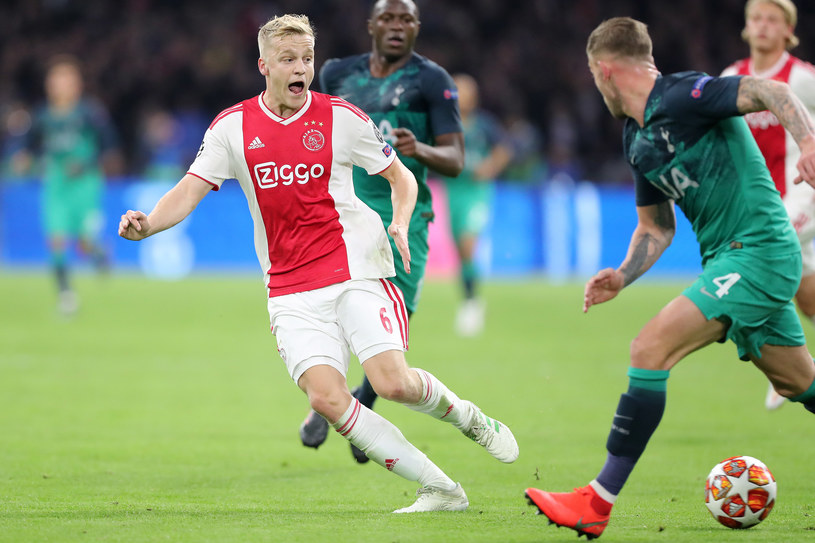 Donny van de Beek jest jednym z młodych piłkarzy Ajaxu, którzy w tym sezonie niemal podbili europejski futbol / Charlotte Wilson/Offside / Contributor /Getty Images